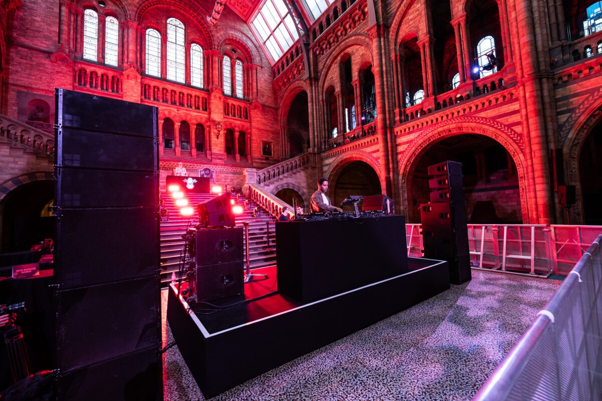 MTRNM Night at the Museum, Marten Lou at the Natural History Museum — Kudos AV event production, photo 3