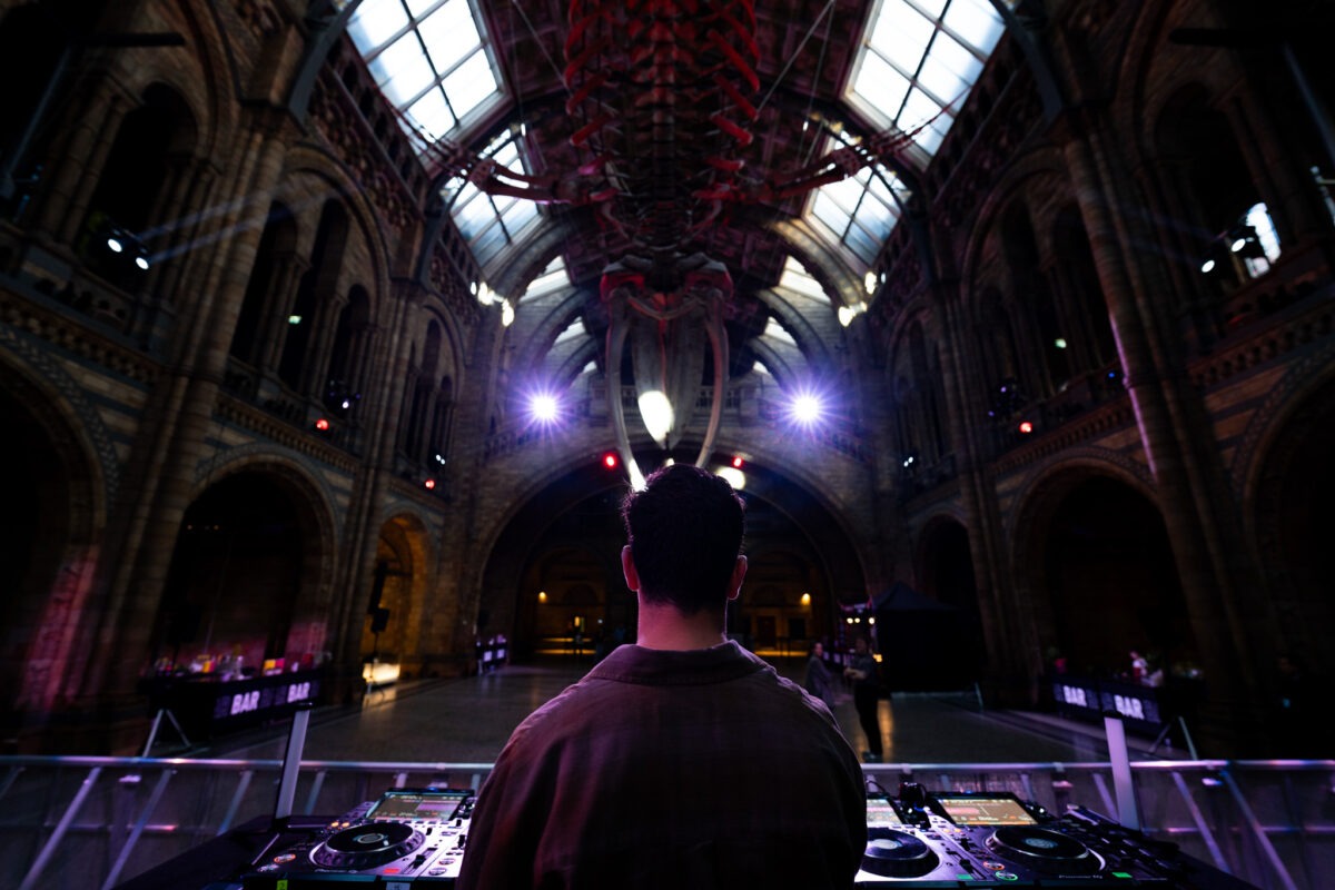 MTRNM Night at the Museum, Marten Lou at the Natural History Museum — Kudos AV event production, photo 4